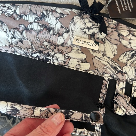 Ellen Tracy Black and Brown hanging Floral Jewelry Organizer - Picture 9 of 11